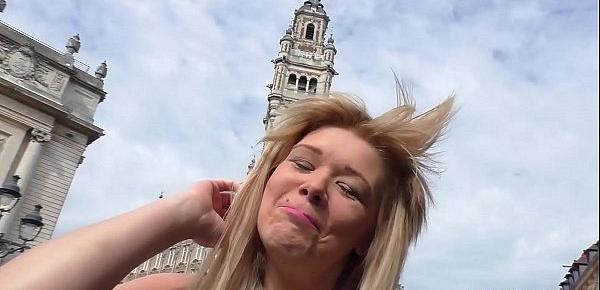  Leslie, 24 ans, s&039;exhibe à la Braderie de Lille avant de se faire baiser brutalement [Full Video]